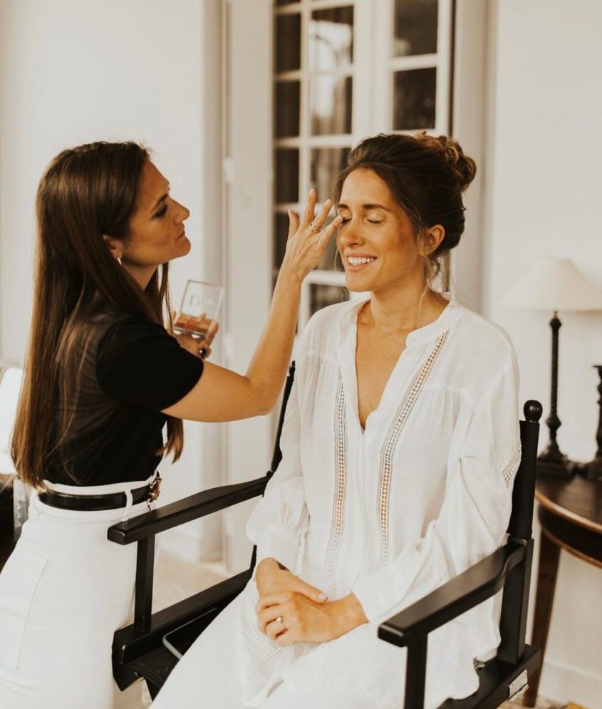 Julia Marty entrain de maquiller une mariée