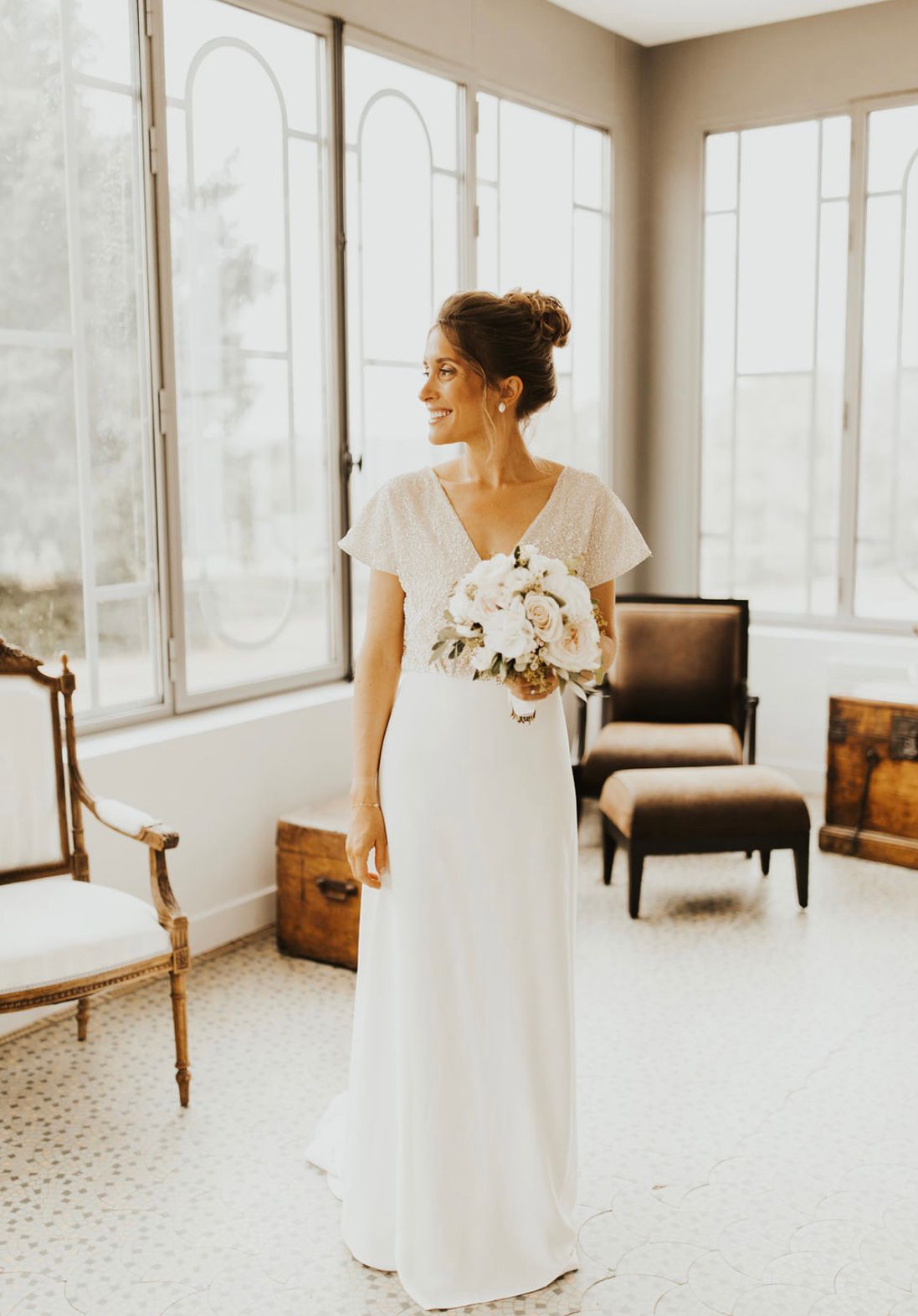 Une mariée chatain clair avec un maquillage solaire et naturel, frais et lumineux.