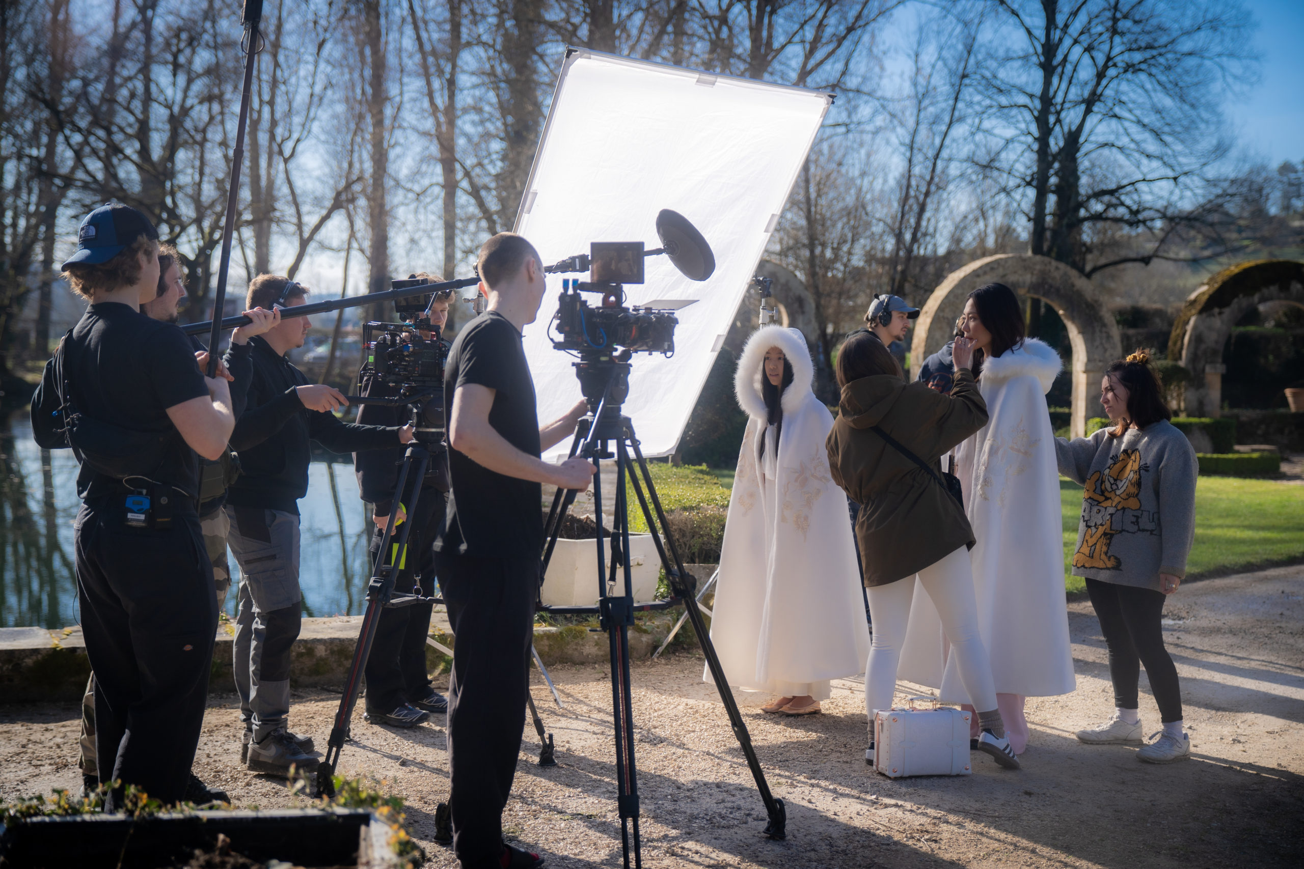 Photo d'une équipe de tournage. Tournage de ROSE DE CHINE réalisé par Hugo Boué.
