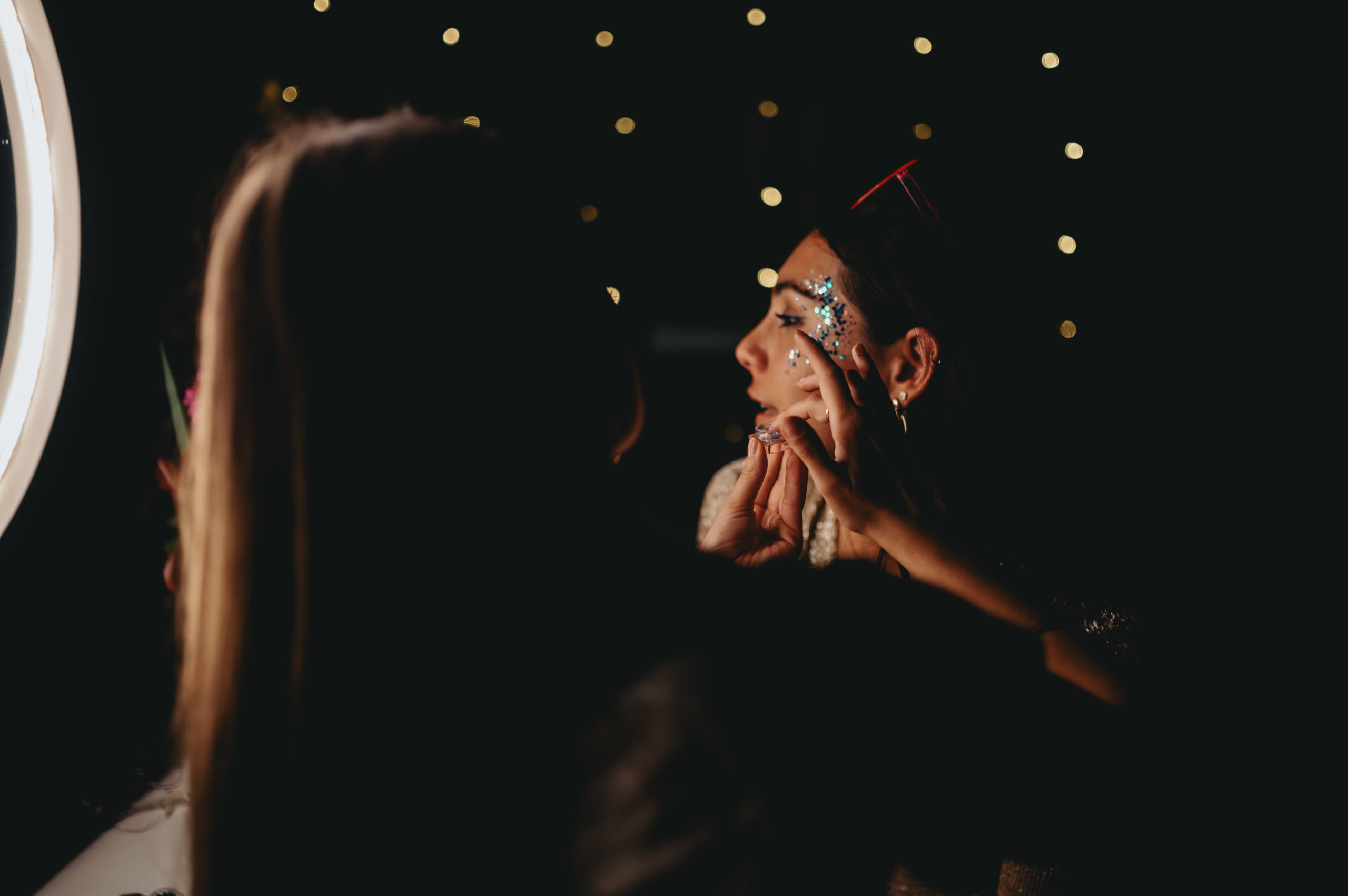 Une jeune femme avec des paillettes sur le visage.