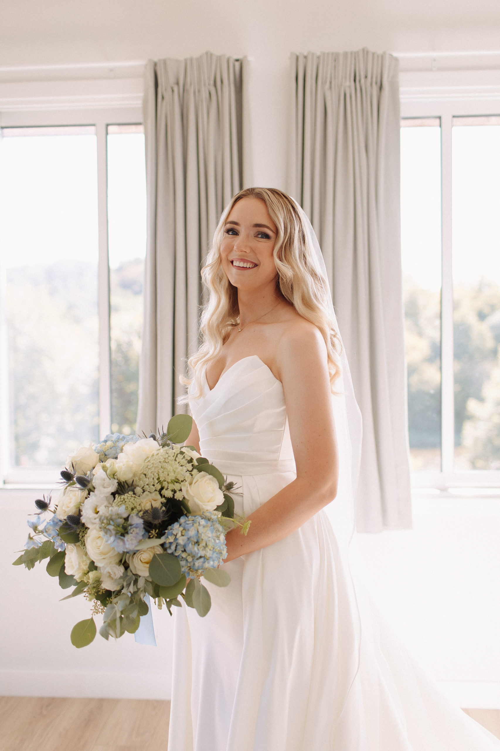 Une mariée blonde au maquillage naturel et sophistiqué.