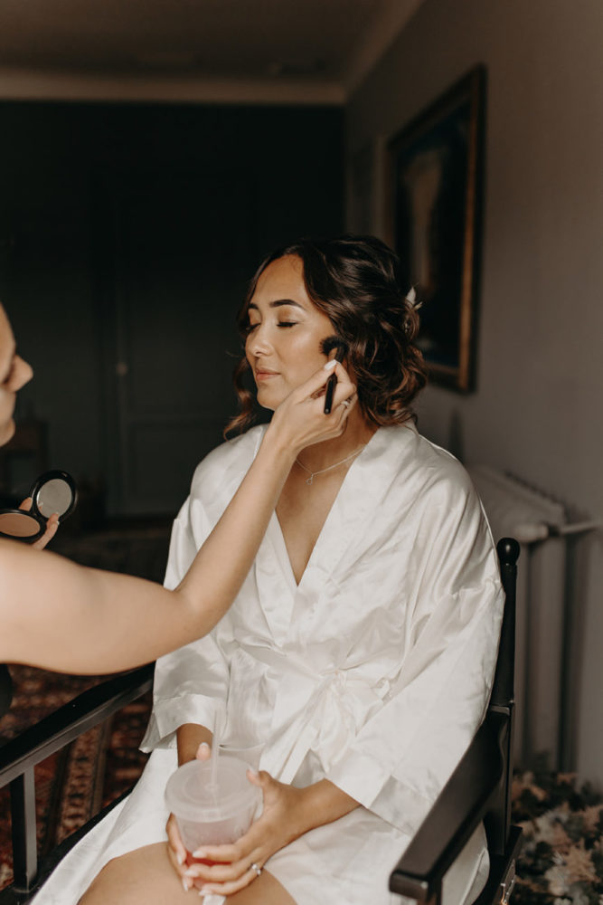 Une mariée d'origine d'Amérique du sud se fait maquiller par Julia MARTY. Elle a un teint très lumineux et glow. Un effet très naturel et solaire.