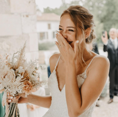Une mariée rousse qui rit, maquillage naturel, frais et lumineux.